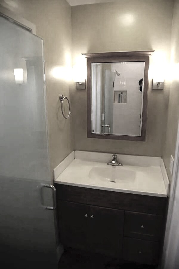 Vanity & Shower - 1233 N Flores St