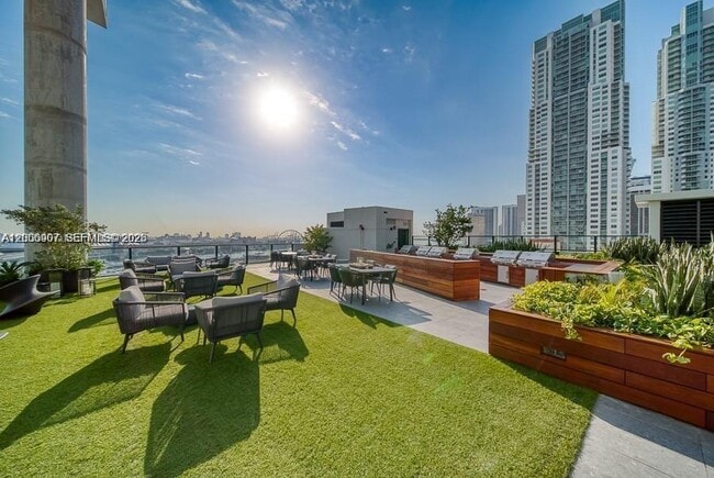 Building Photo - 398 NE 5th St