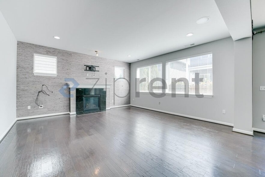 Building Photo - Unit