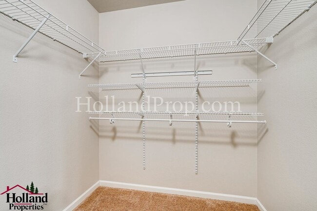 Building Photo - Charming 4-Bedroom Home Near Parks and Tra...