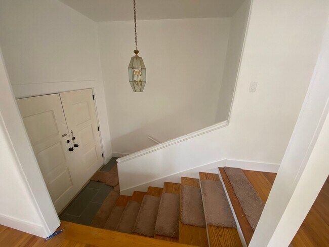 Building Photo - Fully renovated with new appliances, 5 bed...