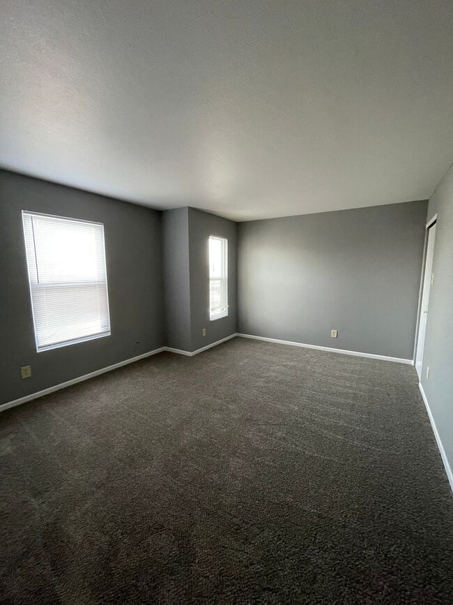 Building Photo - Shelbyville - 3 BR  home with loft