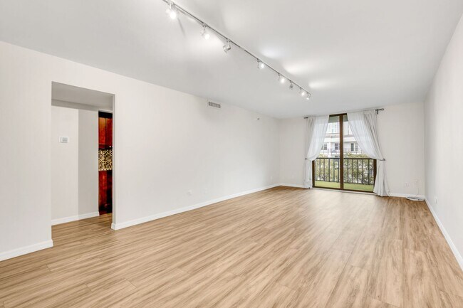 Building Photo - Updated 2-Bedroom Condo Near the Riverwalk