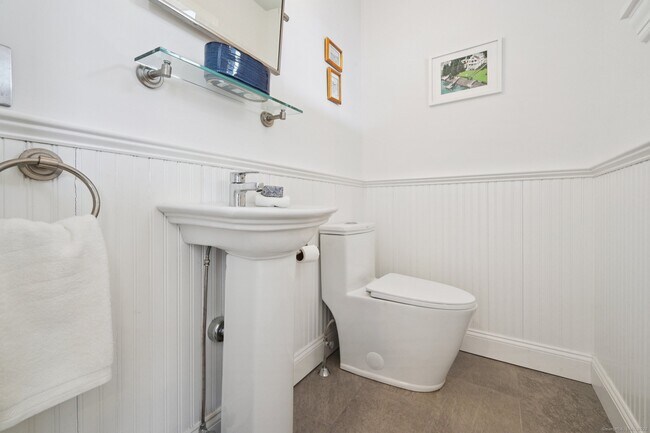 Building Photo - 656 Fairfield Beach Rd