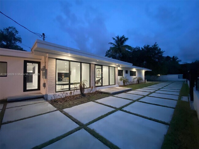 Building Photo - 6025 SW 72nd Ave