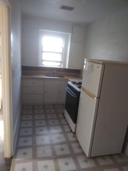 Building Photo - 420 Waugoo Ave