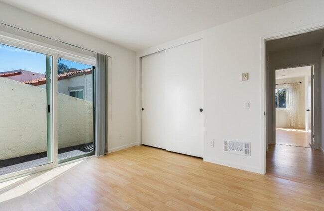 Building Photo - Gorgeous Beach Close Carlsbad Condo!