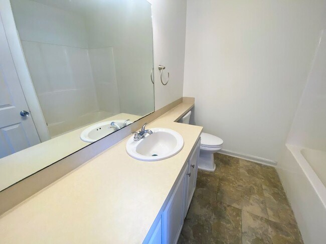 Building Photo - 2-Bed, 2.5-Bath Townhouse Near McNeese State University