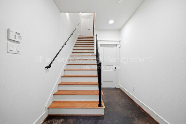 Building Photo - 2323 Sperber Ln