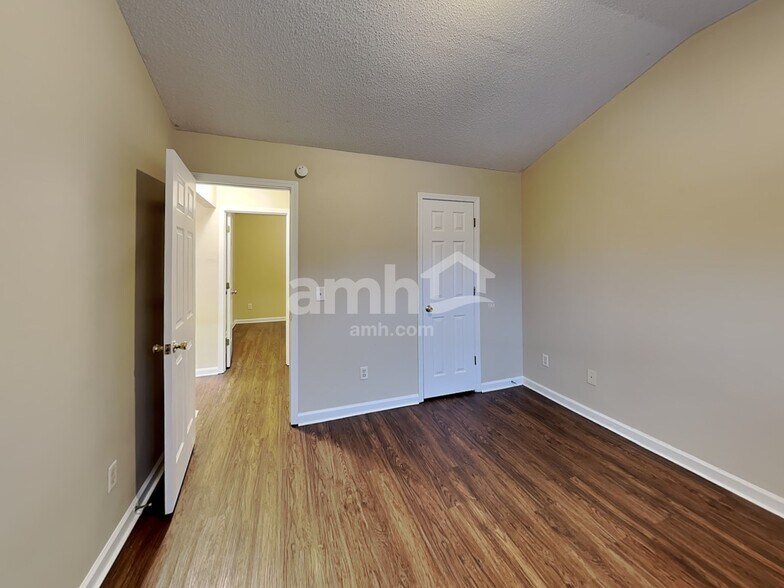 Building Photo - 429 The Gables Dr