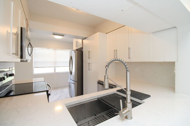 Building Photo - 2/2 REMODELED UNFURNISHED CONDO 1ST FLOOR ...