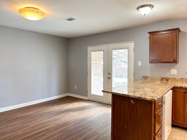 Building Photo - 3 Bedroom / 2 Bath