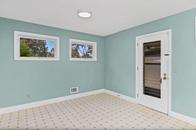 Building Photo - Prime Location! Beautiful Home Only Minutes to The Vista & Downtown