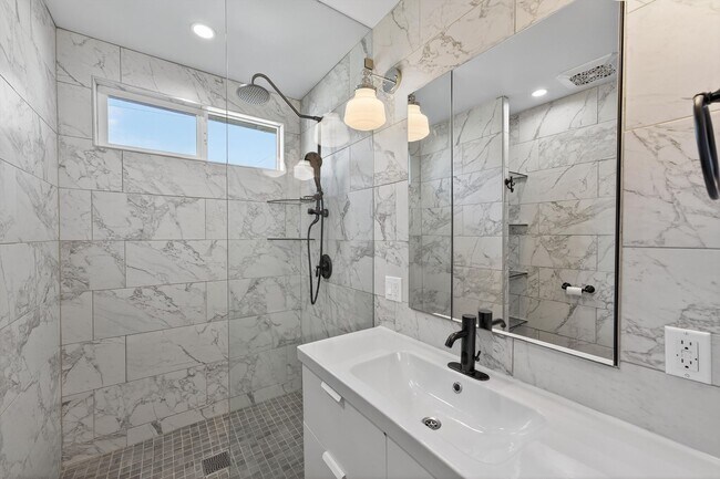 Building Photo - Beautifully Remodeled 3-Bedroom Home in Prime Lakewood Neighborhood