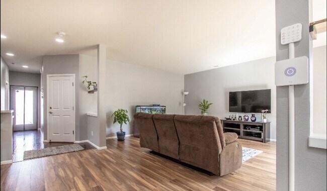 Building Photo - Large 4 bedroom home-Pet friendly!
