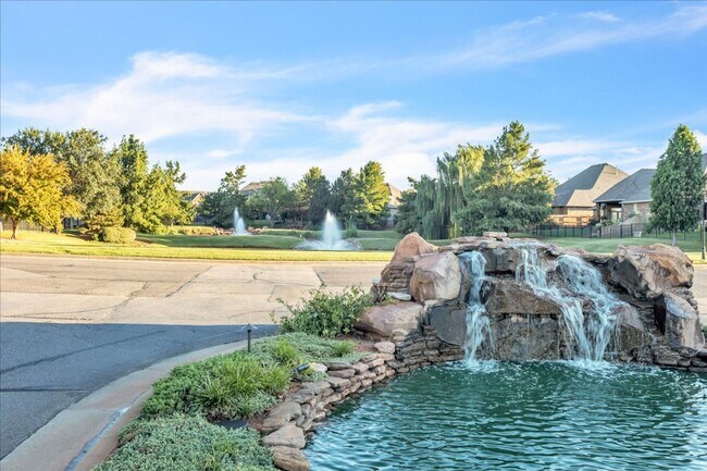 Building Photo - Beautiful Regency Poine backs to the Pond