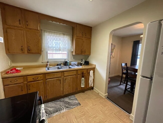 Building Photo - AVAILABLE JUNE 1ST -4 bed/ 2 bath Home Near Campus!