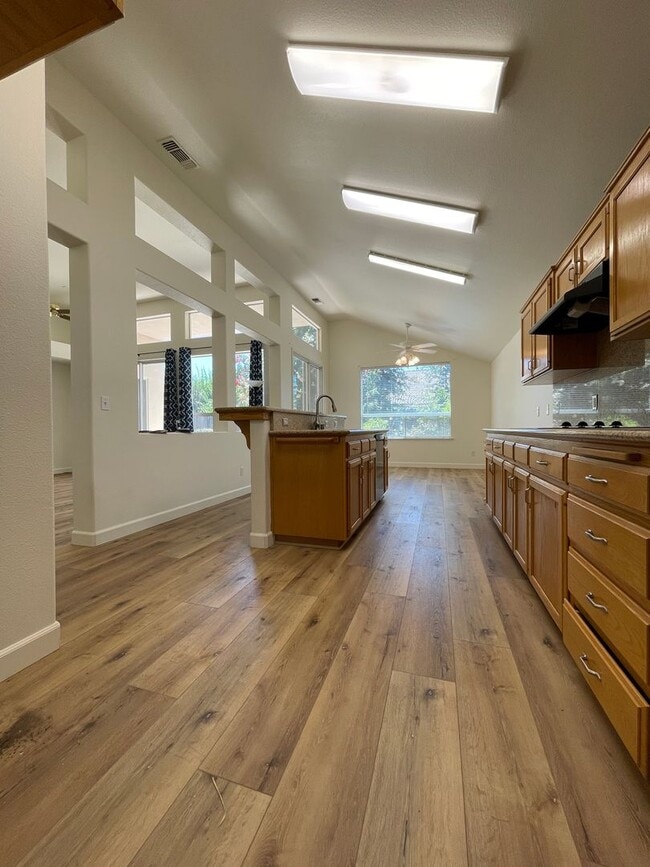 Building Photo - NEWLY LISTED & READY TO DAZZLE!