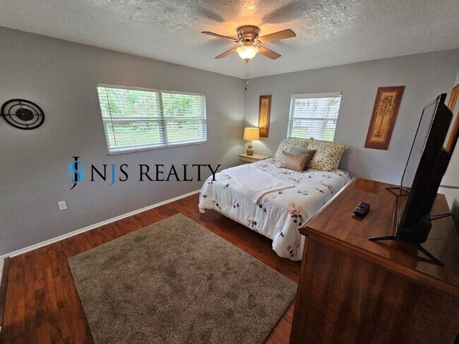 Building Photo - BEAUTIFUL 3/2/2 1400 Sq. Ft. with HUGE yar...