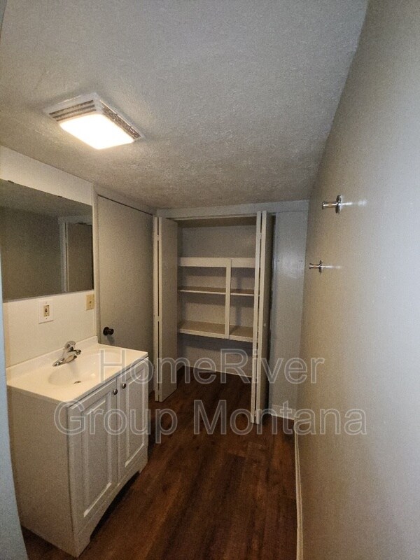 Building Photo - 724 Strand Ave