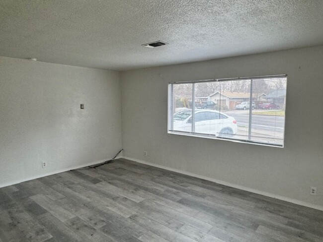 Building Photo - NEW TO MARKET/ 3 BEDROOM HOUSE W/ GARAGE C...