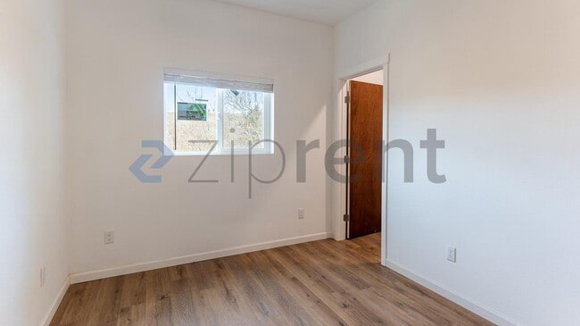 Building Photo - 307 E Thorn St