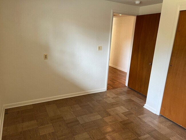 Building Photo - 3 bedroom 1 bathroom single level home!