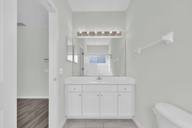 Building Photo - Bright and Spacious Townhome in Gate Community