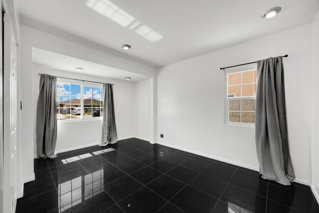 Building Photo - Adorable 2 Bed / 1 Bath