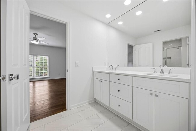 Building Photo - 6410 Westchester Pl