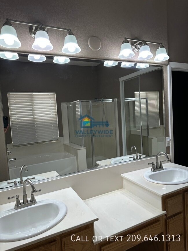 Building Photo - 2555 Crestmore Cir