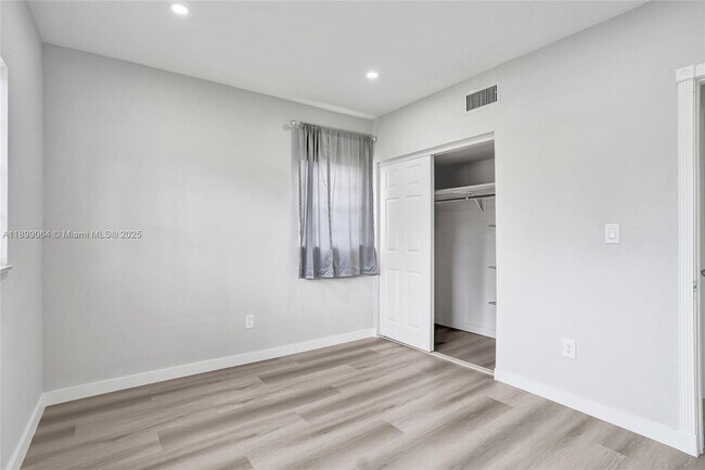 Building Photo - 6860 SW 18th Ct