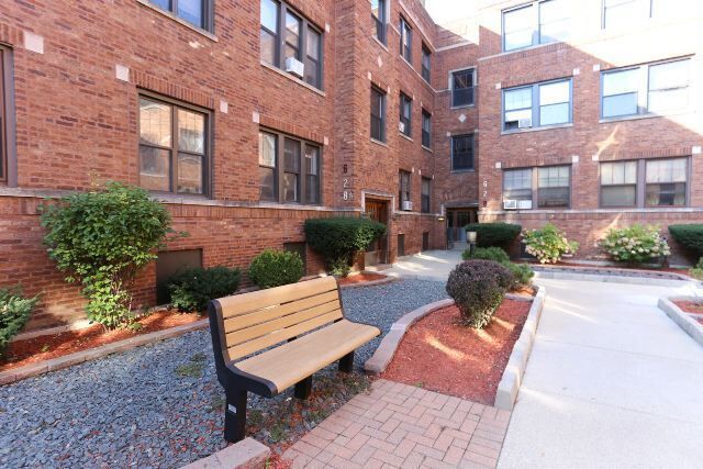 Primary Photo - 627 W Cornelia Ave