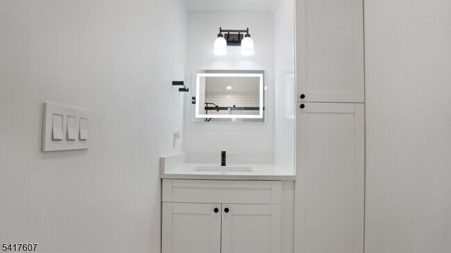 Building Photo - 228 Monroe St