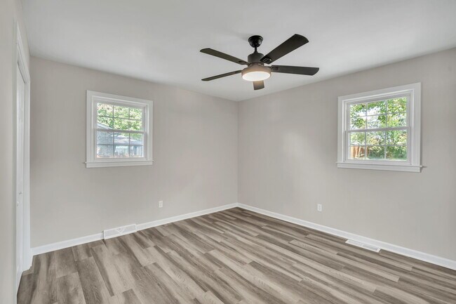 Building Photo - 120 Abbotsford Dr