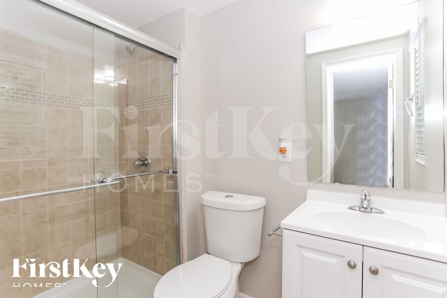 Building Photo - 447 W Clermont Dr