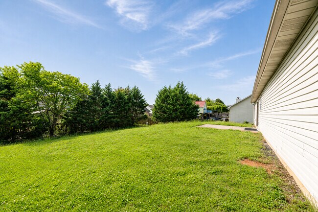 Building Photo - 317 Headrickview Dr