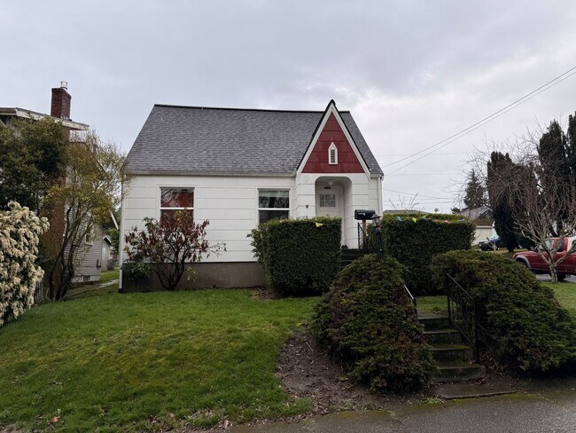 Building Photo - Beautiful home in York Neighborhood!