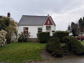 Building Photo - Beautiful home in York Neighborhood!