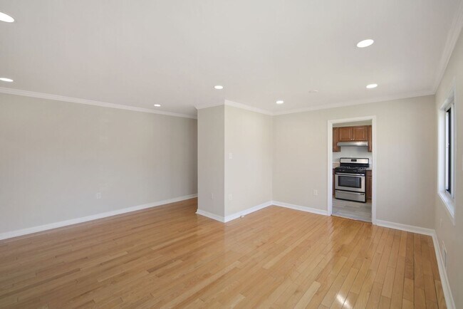 Building Photo - 10619 Weymouth St