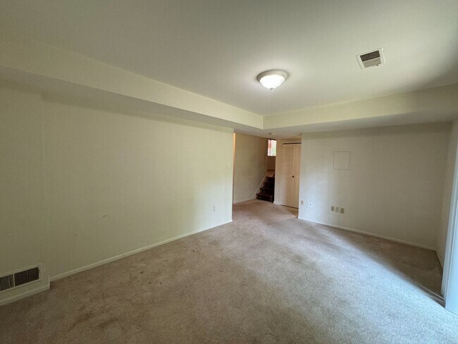 Building Photo - Spacious 4 Bed 3 Bath Home With Fully Fenc...