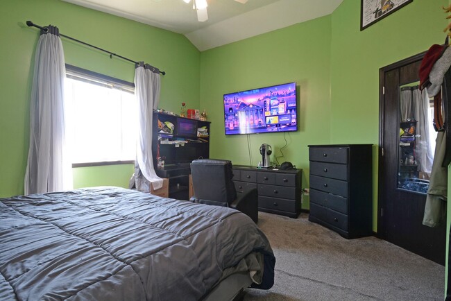 Building Photo - Spacious 4-Bedroom Gem in Buffalo with 3-C...