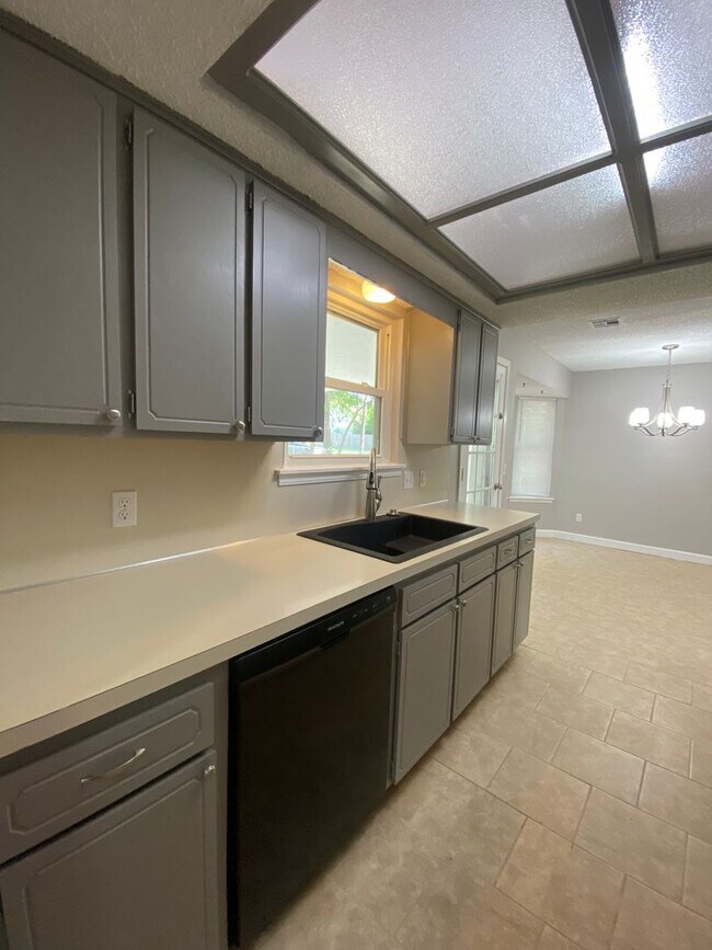 Building Photo - COMING SOON: 3 bedroom house with 2 baths in Broken Arrow!!