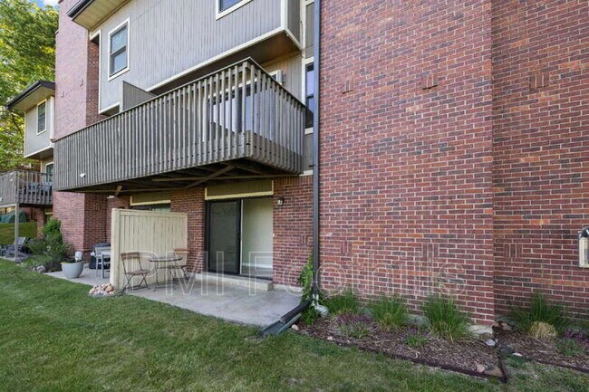 Building Photo - 206 S Holman Way