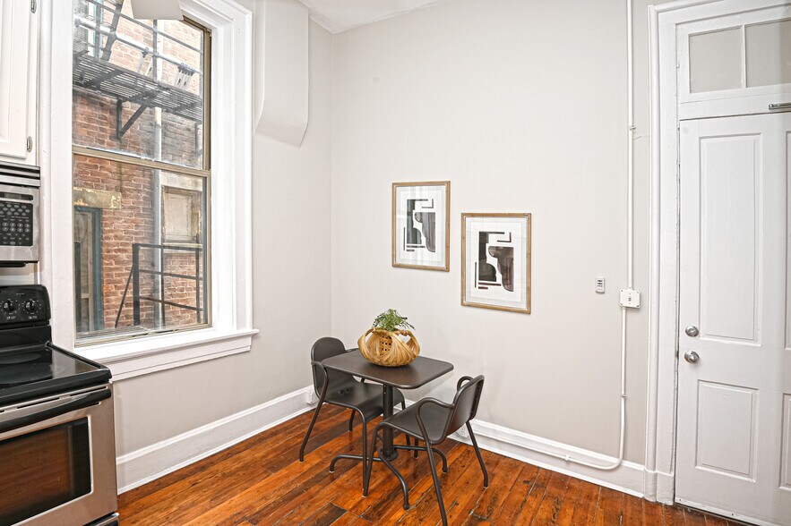 Building Photo - 1343 Main St