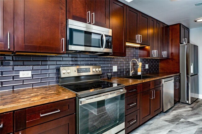 Building Photo - 9180 W Bay Harbor Dr