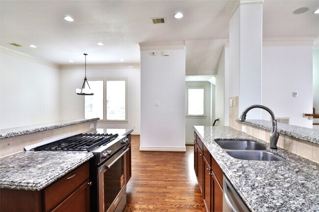 Building Photo - 3257 Maxroy St