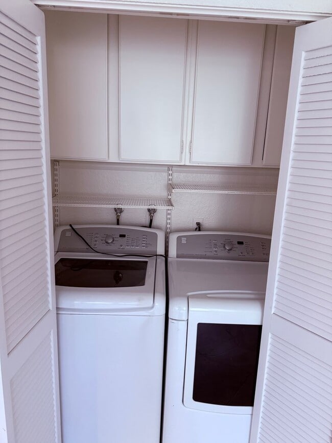 Building Photo - Updated 3BD/2.5BA 2-Story Townhouse in Pri...