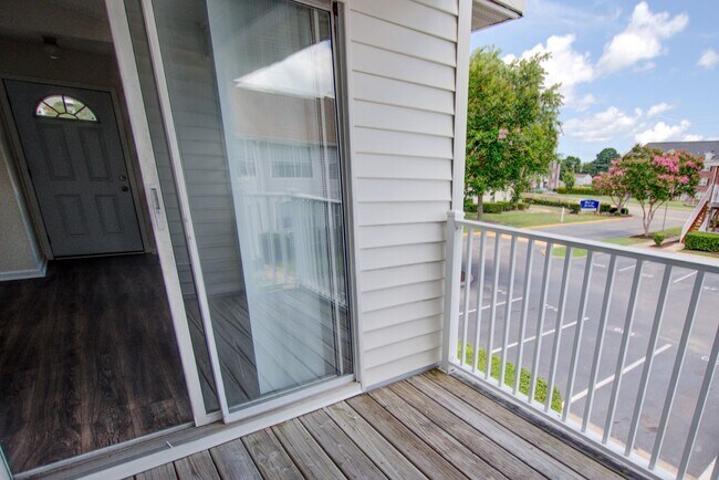 Building Photo - 2 Bedroom, 2 Bath Updated Condo, Newpointe...