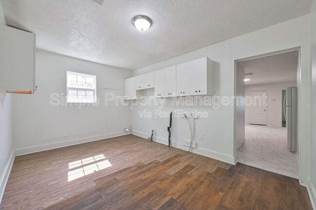 Building Photo - 713 SW 25th St